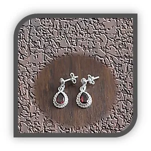 ER00150A-Sterling Silver Garnet Earrings.
